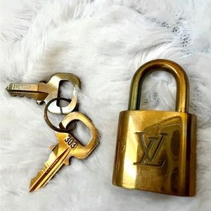 LOUIS VUITTON Padlock and Key #303